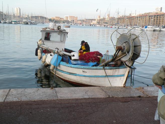  petit bateau de pêche